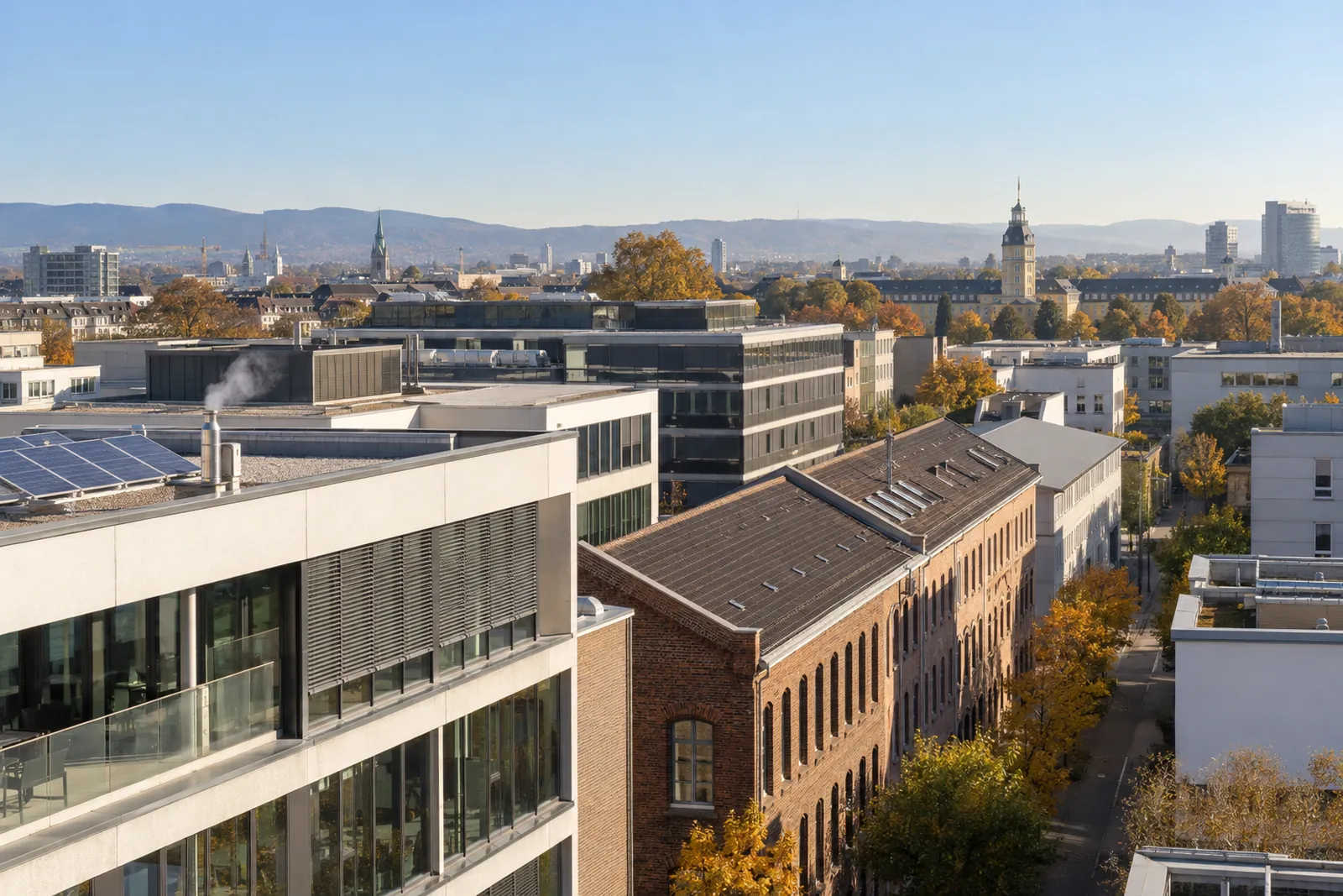 Gewerbegebäude in Karlsruhe mit Dachanlagen und Solarmodulen vor klarem Herbsthimmel
