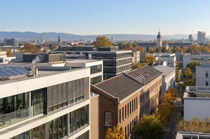 Gewerbegebäude in Karlsruhe mit Dachanlagen und Solarmodulen vor klarem Herbsthimmel