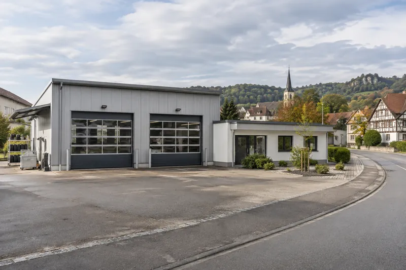 Kfz-Werkstatt mit zwei Sektionaltoren und Bürotrakt am Ortsrand auf der Schwäbischen Alb