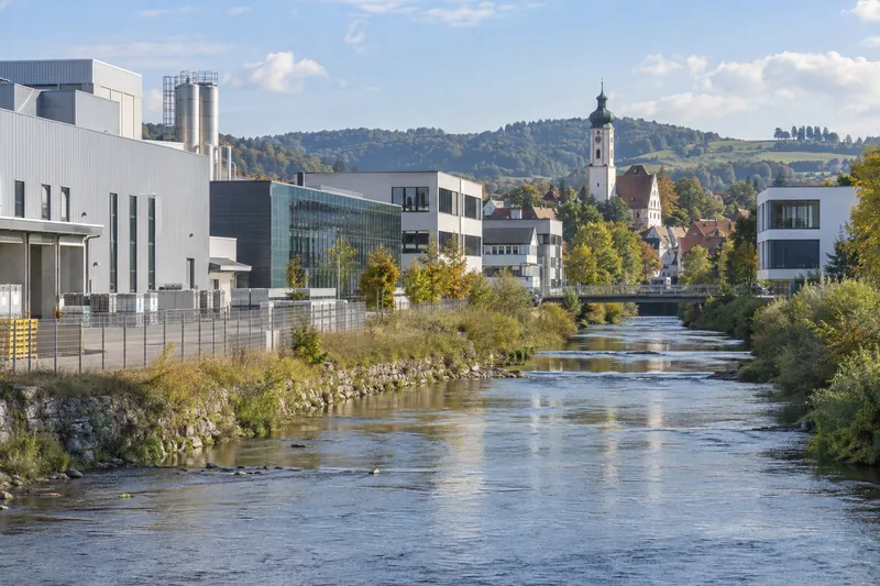 Industrie- und Gewerbebauten in Biberach an der Riß mit dem Altstadtturm im Hintergrund