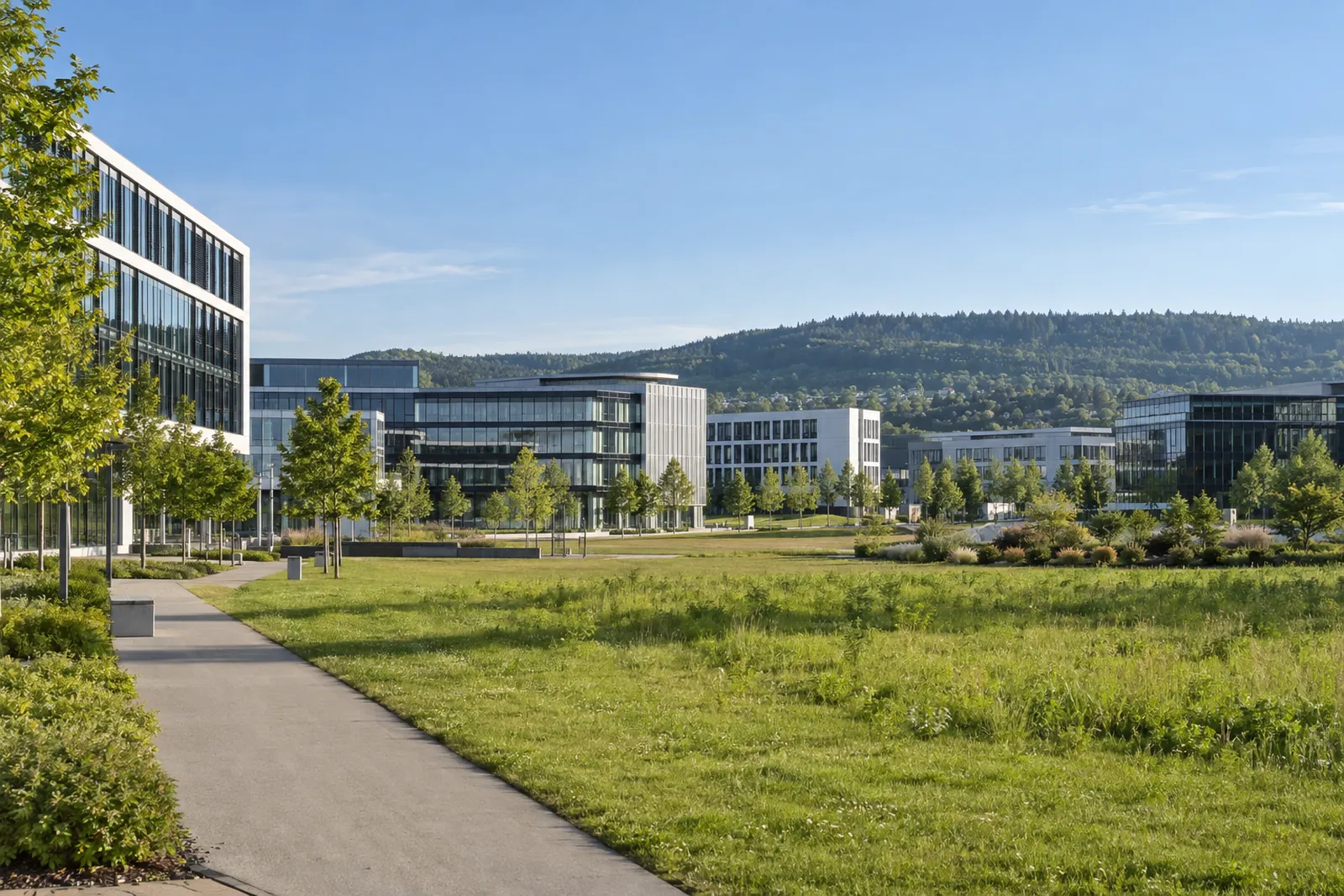 Moderne Büro- und Gewerbebauten im Gebiet des Flugfelds Böblingen vor bewaldeten Hügeln