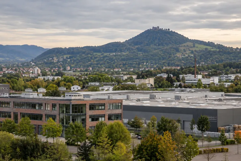 Gewerbebauten im Filstal bei Göppingen mit Bürogebäude, Produktionshalle und dem Hohenstaufen im Hintergrund