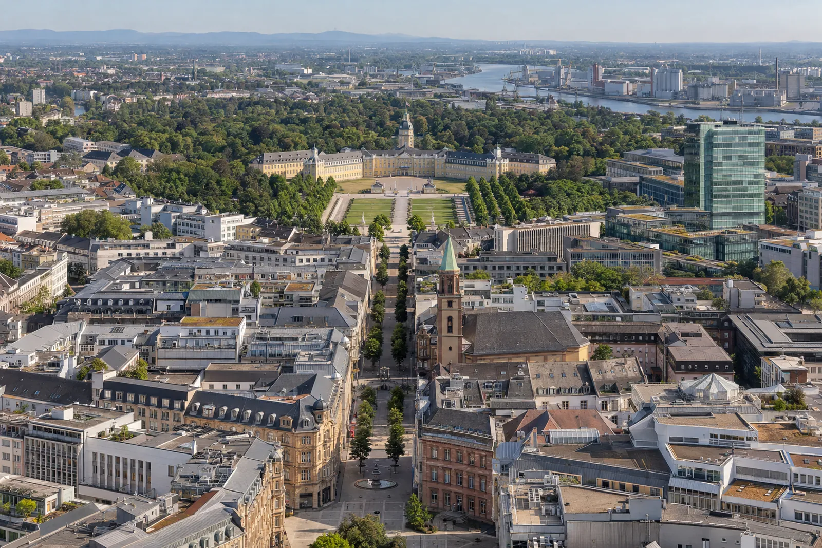 Gewerbebauten in Karlsruhe: Geschäftshäuser der Innenstadt, ein moderner Glasbürobau und Hallen am Rheinhafen
