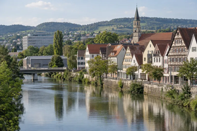 Altstadt von Nürtingen am Neckar mit Geschäftshäusern, Bürogebäude und Gewerbehalle vor dem Albvorland