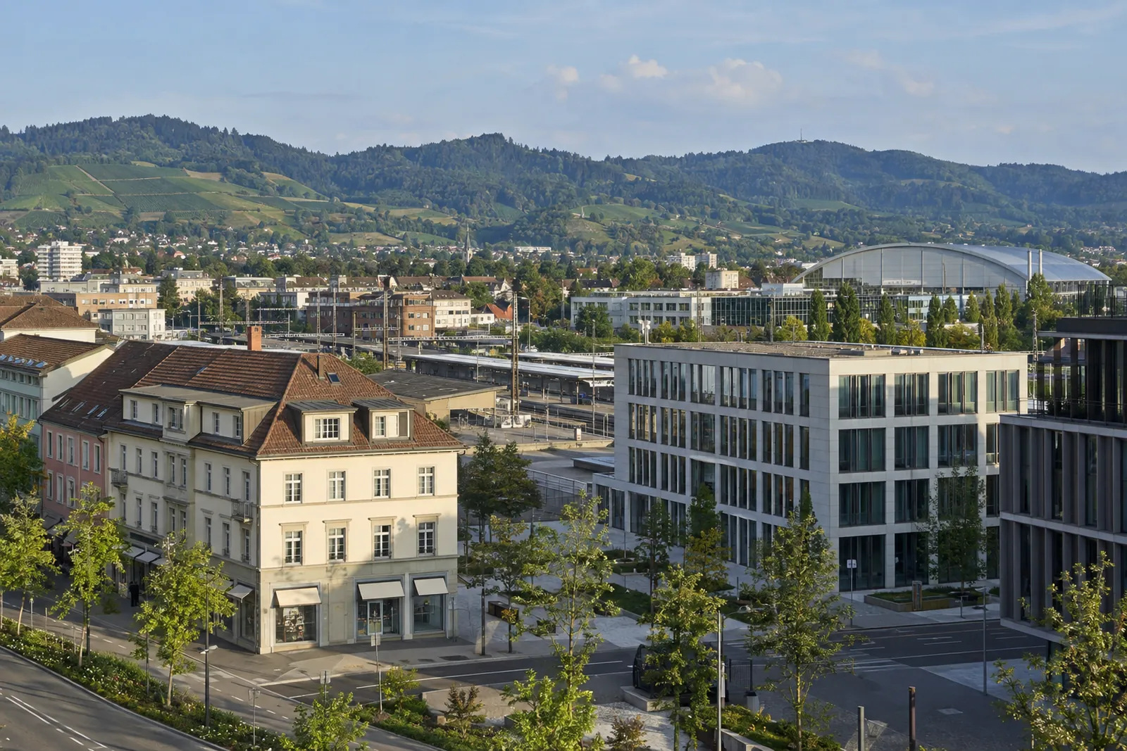 Geschäfts- und Bürogebäude in Offenburg mit Weinbergen des Schwarzwaldvorlands im Hintergrund
