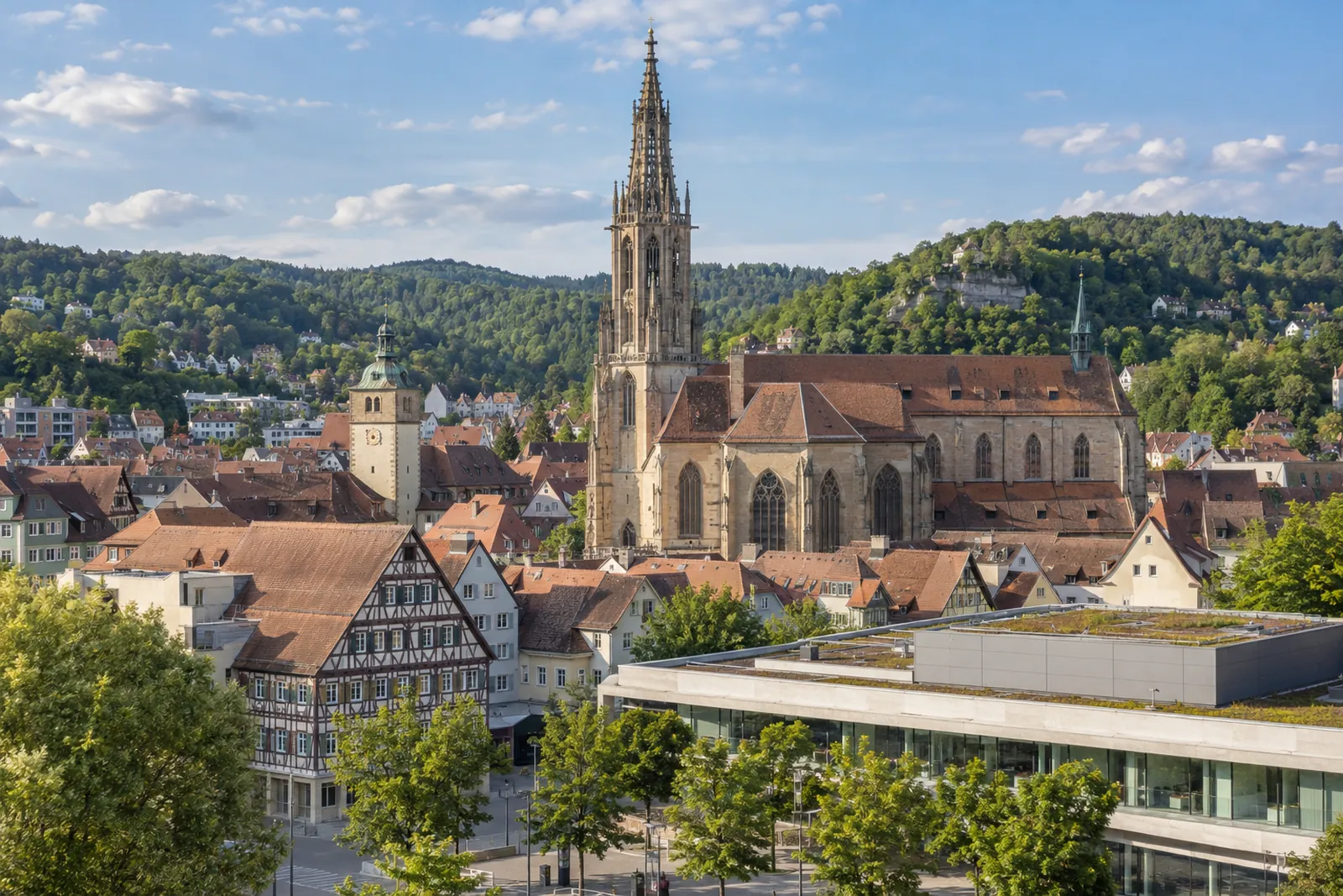 Altstadt von Schwäbisch Gmünd mit Münster, Geschäftshäusern und modernem Gewerbebau im Vordergrund