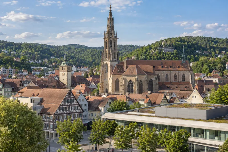 Altstadt von Schwäbisch Gmünd mit Münster, Geschäftshäusern und modernem Gewerbebau im Vordergrund