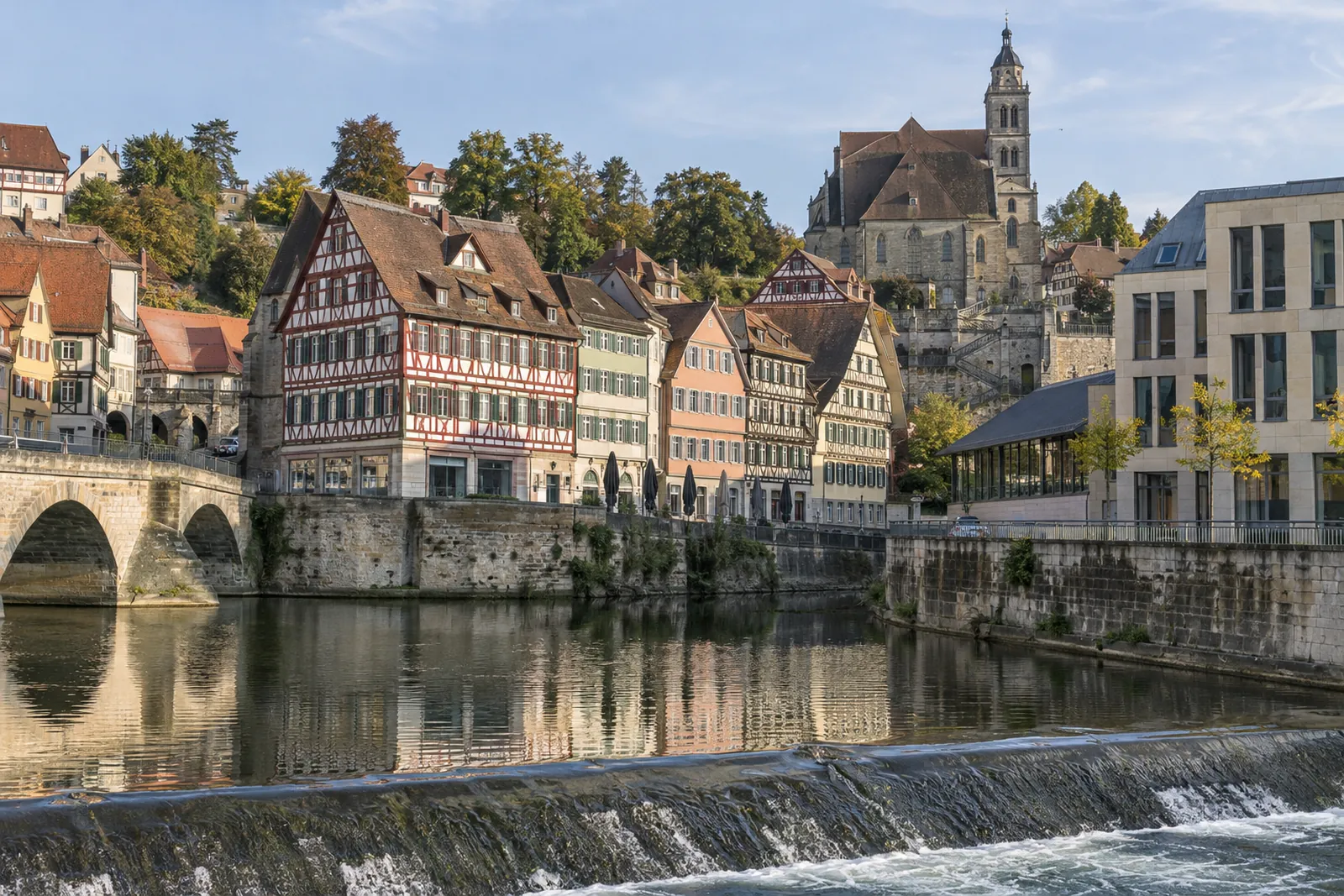 Altstadt von Schwäbisch Hall am Kocher mit Fachwerkhäusern, Geschäften und Kirchtreppe im Hintergrund