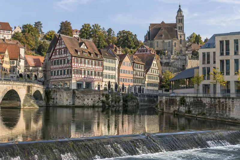 Altstadt von Schwäbisch Hall am Kocher mit Fachwerkhäusern, Geschäften und Kirchtreppe im Hintergrund