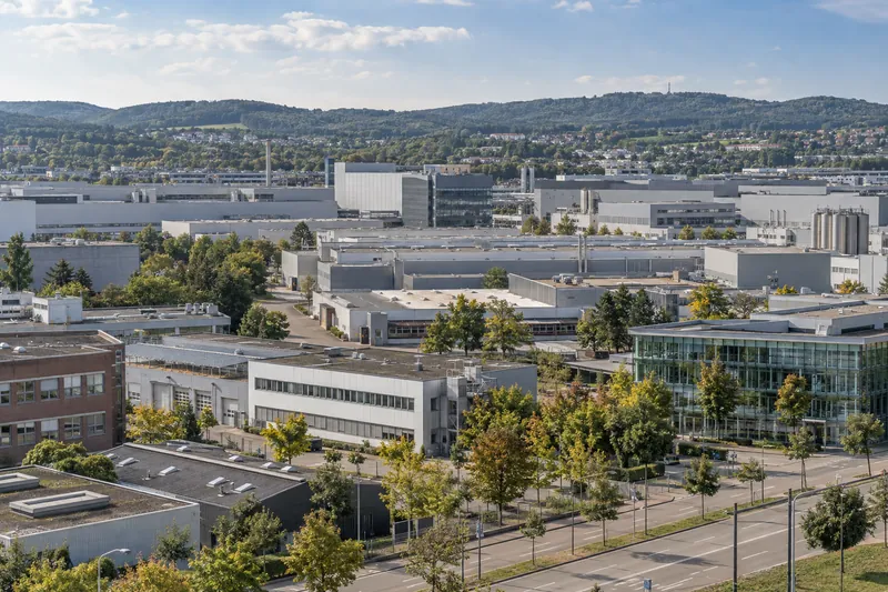 Gewerbebauten mit Hallen und Bürogebäuden in Sindelfingen vor den Hügeln des Schönbuchs