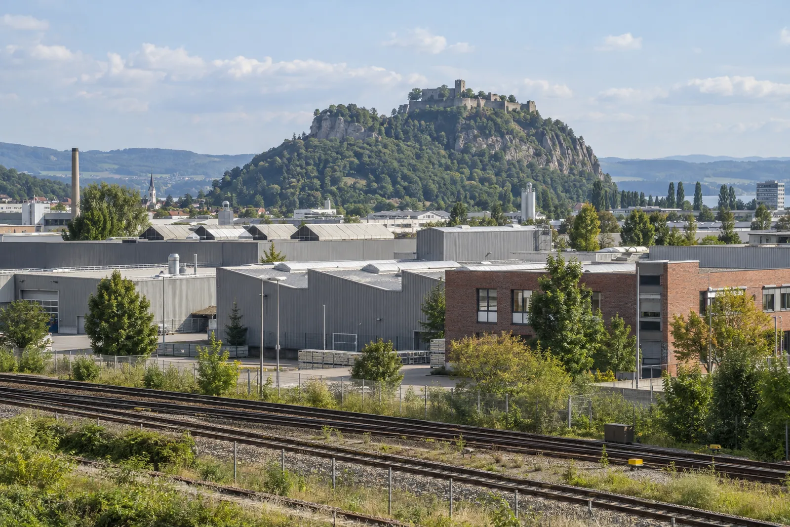 Industriehallen und Bürobauten mit dem Hohentwiel-Berg im Hintergrund