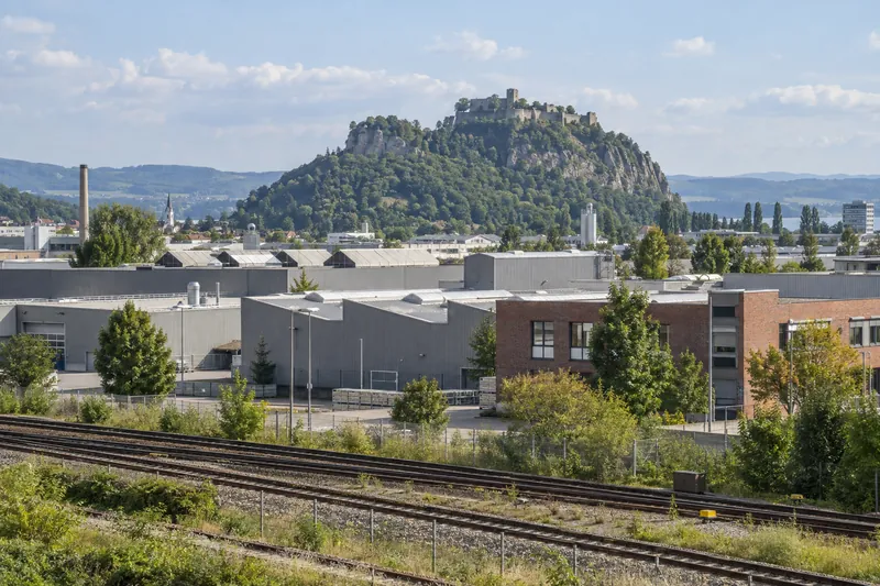 Industriehallen und Bürobauten mit dem Hohentwiel-Berg im Hintergrund