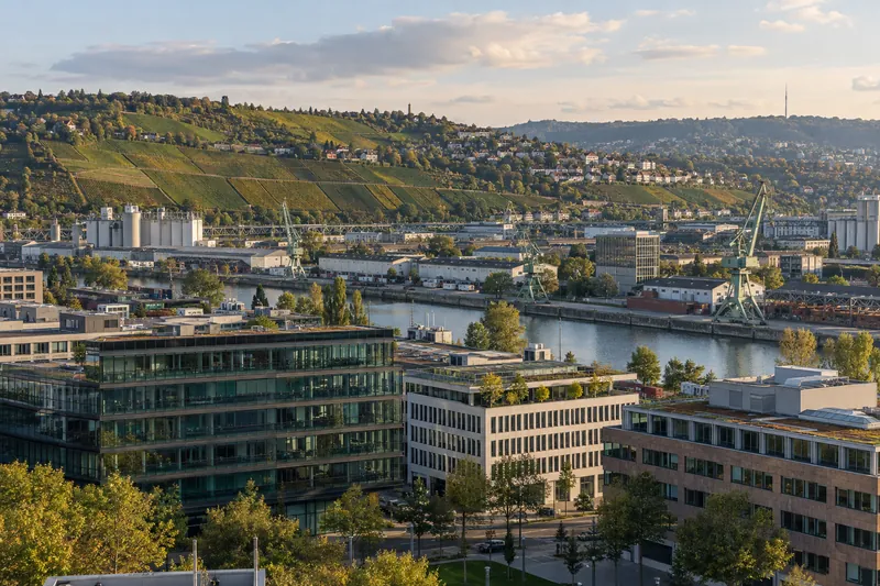 Gewerbe- und Bürogebäude im Stuttgarter Talkessel mit Weinbergen und Neckar im Hintergrund
