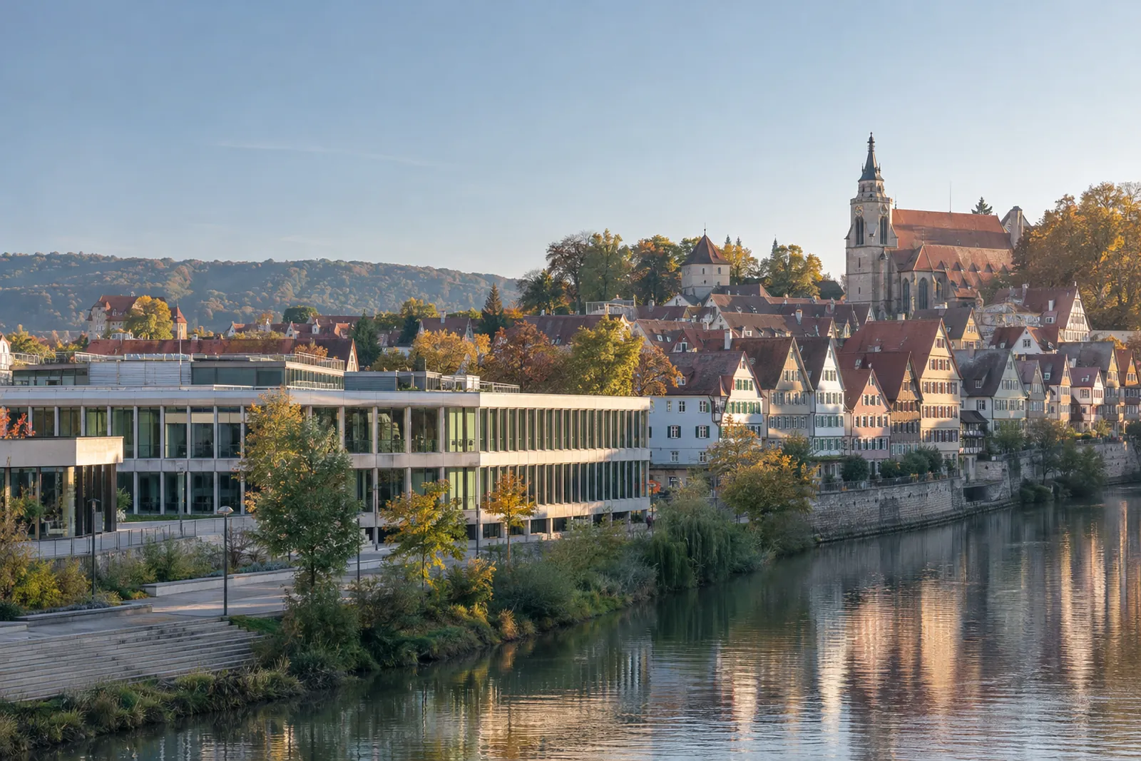 Gewerbe- und Geschäftshäuser am Neckar in Tübingen mit Altstadt und Stiftskirche im Hintergrund